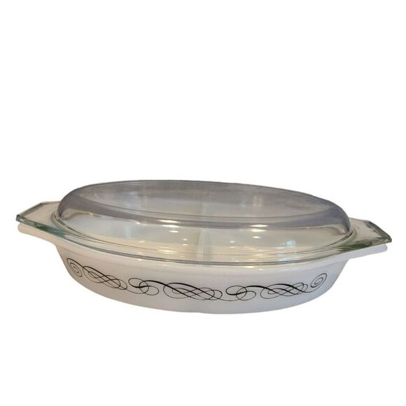 PYREX White & Black Scroll Oval DIVIDED CASSEROLE 1.5 Quart with Lid 945 C EUC - Picture 4 of 12